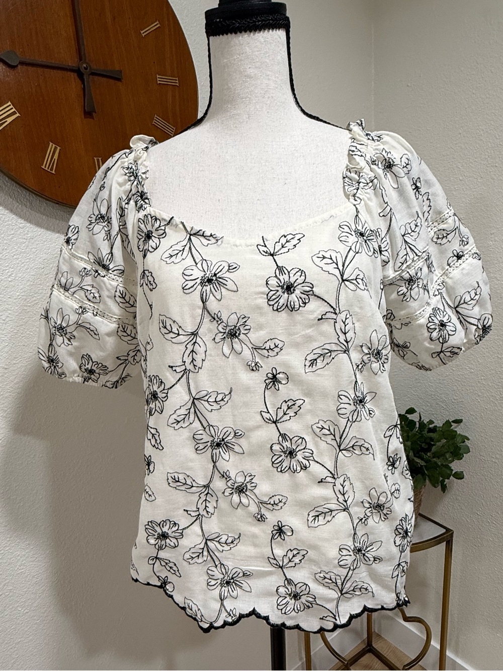 Solitaire Floral Embroidered Puff Sleeve Blouse Ivory Black Size S